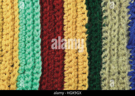 Vêtement en tricot de laine fine rayures colorées background texture naturelle, jaune, beige, bordeaux, bleu, vert, grand gros plan macro écharpe texturée détaillées Banque D'Images
