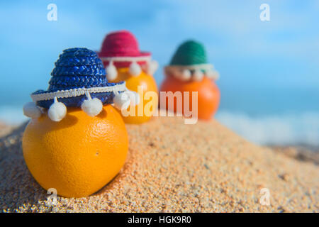 Agrumes sains avec sombrero à la plage Banque D'Images