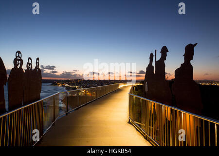 Les chiffres de l'Anzac Memorial à pied au crépuscule donnant sur plage de Bar et le littoral Newcastle NSW Australie Banque D'Images