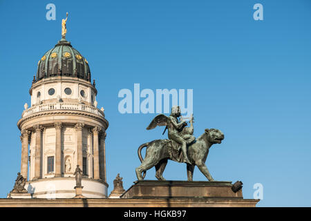 Statue et dome au français - Gendarmenmarkt Berlin historique Banque D'Images