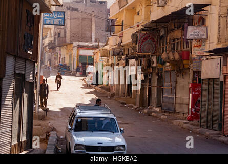 Une rue d'Assouan, en Égypte, avec des magasins, un hôtel pour les sections locales. Banque D'Images