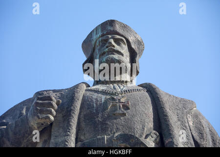 Statue de Vasco de Gama en dehors du palais et la chapelle de São Paulo maintenant un musée sur Ilha de Mozambique, Afrique Banque D'Images