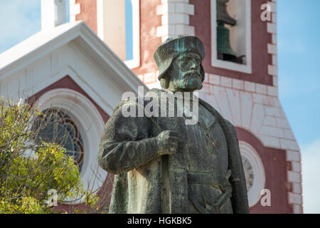 Statue de Vasco de Gama en dehors du palais et la chapelle de São Paulo maintenant un musée sur Ilha de Mozambique, Afrique Banque D'Images