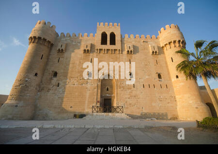 Vue extérieure de la citadelle de Qaitbay (Fort Qaitbay), est une forteresse défensive du 15ème siècle situé sur la côte de la mer Méditerranée Banque D'Images