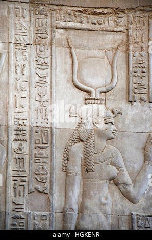 Mur intérieur sculpté du Temple de Kom Ombo, est un temple double construite durant la dynastie ptolémaïque, 180-47 av. Banque D'Images