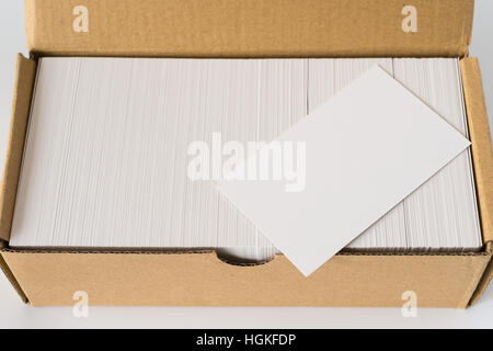 Vue supérieure de la boîte de cartes d'affaires avec un vierge bon pour texte et logo se dresse au sommet on white Banque D'Images