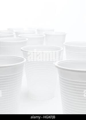 Verres en plastique sur un fond blanc Banque D'Images