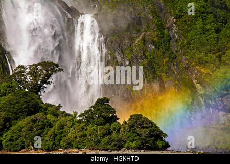 Luxuriante forêt tropicale Rainbow Colors Spectrum Cascading Bowen Waterfall Milford Sound Scenic Landscape, parc national Fiordland, Île du Sud de la Nouvelle-Zélande Banque D'Images