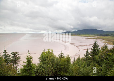 Le point de vue de Saint Martins village baie de Fundy plage célèbre pour ses marées haute mer (Nouveau-Brunswick, Canada). Banque D'Images