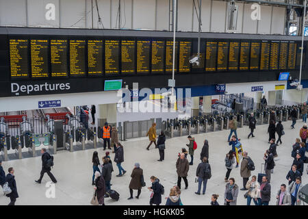 Des services normaux South West Trains depuis la gare de Waterloo durant la grève du rail sud affectant le pont de Londres terminus. Banque D'Images