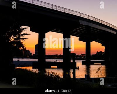 Coucher du soleil sous le pont du restaurant du cobalt, Orange Beach, Alabama. Banque D'Images