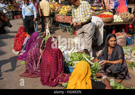 Mesdames indiens colorés vendant des légumes dans un marché indien Banque D'Images