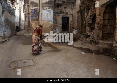 L'Inde woman sweeping la rue devant sa maison à Pushkar, Inde Banque D'Images