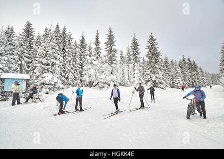 Les passionnés de sports d'hiver qui repose sur l'intersection des sentiers. Banque D'Images