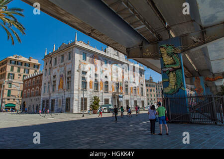 Gênes, Italie - juin 2, 2015 : personnes non identifiées par le Palazzo San Giorgio de Gênes, Italie. Palace a été construit en 1260 et façade Banque D'Images