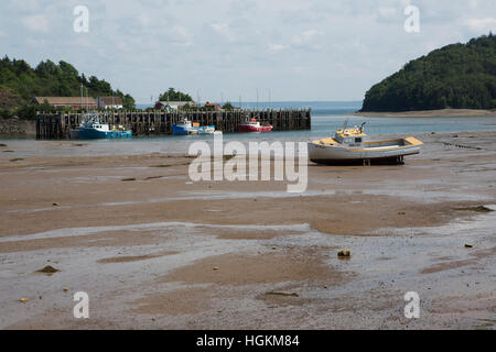 La plage de Digby en Nouvelle-Écosse, Canada. Un bateau de pêche se trouve sur le sable. Banque D'Images