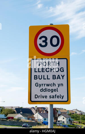 Panneau routier à Bull Bay, Anglesey, Pays de Galles, Royaume-Uni Banque D'Images