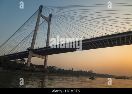 (Pont vidyasagar setu) sur la rivière Hooghly au crépuscule . bateaux en bois sont utilisées pour le plaisir voyage sur la rivière. Banque D'Images