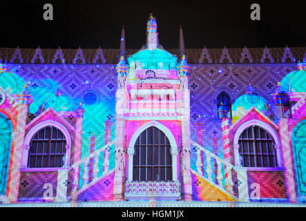 Une image abstraite de lumière projetée sur le côté d'un bâtiment pour une maison de l'affichage sur l'île de Macau éclairé la nuit en Asie. Banque D'Images