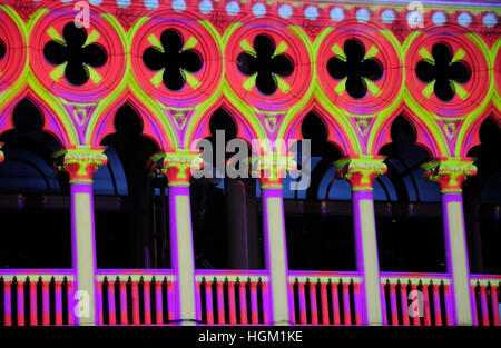 Une image abstraite de lumière projetée sur le côté d'un bâtiment pour une maison de l'affichage sur l'île de Macau éclairé la nuit en Asie. Banque D'Images