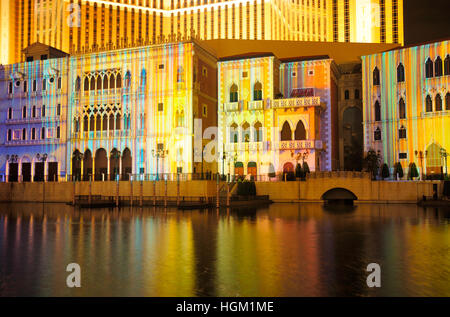 Une image abstraite de lumière projetée sur le côté d'un bâtiment pour une maison de l'affichage sur l'île de Macau Chine éclairé la nuit en raison de Banque D'Images