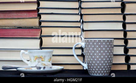 livres et tasses Banque D'Images