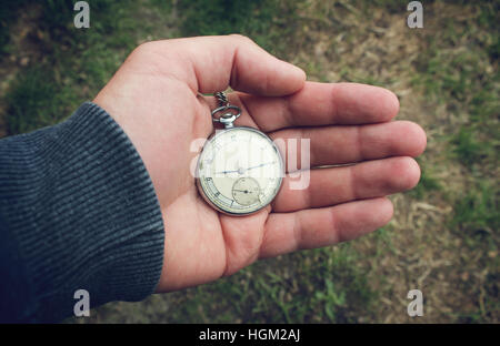 Vintage montre de poche dans la main d'un homme Banque D'Images