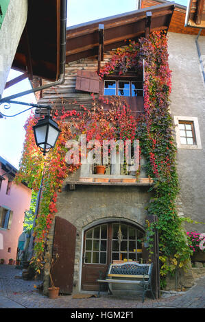 Maison de village dans le centre de Saint Saphorin, Suisse. Banque D'Images