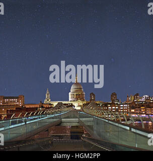 Le Millennium Bridge et le grand dôme de la cathédrale St Paul à Londres contre un ciel de nuit claire. Banque D'Images