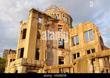 Vue sur le dôme de la bombe atomique sur un après-midi nuageux Banque D'Images