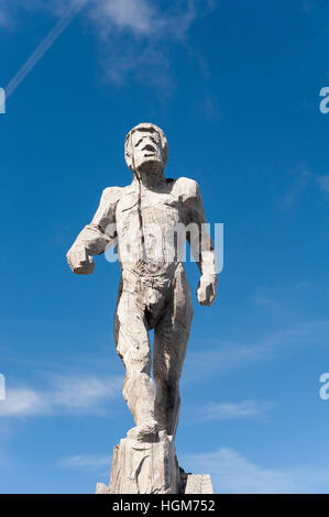 Sculpture en bois d'un homme sur la Zugspitze, la plus haute montagne d'Allemagne, de l'Europe Banque D'Images