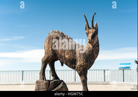 Chamois sculpture en bois par Mario Gasser sur la Zugspitze, la plus haute montagne d'Allemagne, de l'Europe Banque D'Images