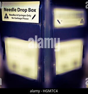 Boîte de dépôt pour l'élimination sécuritaire des aiguilles et des seringues dans un parc public, Ontario, Canada.Un outil simple pour la sécurité, la réduction des méfaits et la sensibilisation du public. Banque D'Images