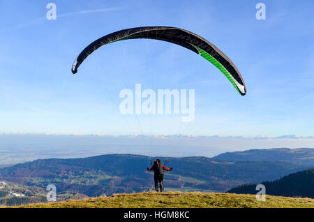 Décollage parapente du Mont d'Or en France et en survolant les montagnes du Jura Banque D'Images