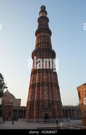 Détail de Qutub Minar (Qutb), la plus haute tour de pierre de permanent dans le monde, et le plus haut minaret de l'Inde Banque D'Images