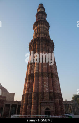 Détail de Qutub Minar (Qutb), la plus haute tour de pierre de permanent dans le monde, et le plus haut minaret de l'Inde Banque D'Images