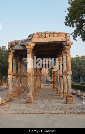 Colonnes avec de la sculpture sur pierre dans la cour d'Quwwat-Ul-Islam mosquée, complexe Qûtb Minâr, Delhi, Inde Banque D'Images