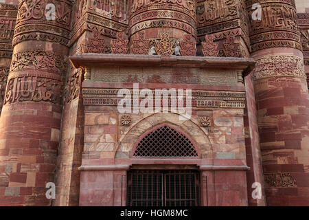 Détail de Qutub Minar (Qutb), la plus haute tour de pierre de permanent dans le monde, et le plus haut minaret de l'Inde, Banque D'Images