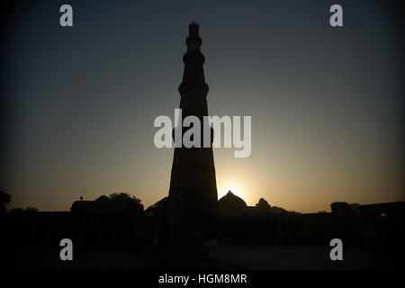 Détail de Qutub Minar (Qutb), la plus haute tour de pierre de permanent dans le monde, et le plus haut minaret de l'Inde, Banque D'Images