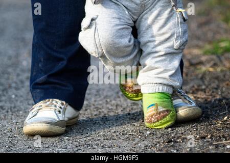 Happy Feet - parent et enfant de la marche pour une première fois Banque D'Images