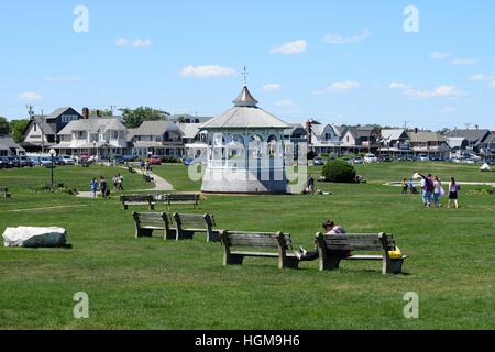 Gazebo et des bancs de parc à Ocean Park, Oak Bluffs, Martha's Vineyard avec de l'herbe verte, le bleu du ciel et de l'architecture de la Nouvelle-Angleterre Banque D'Images