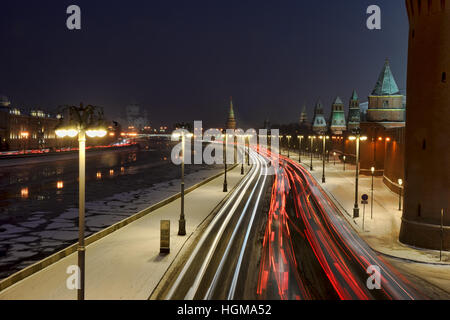 Les feux de circulation sur le remblai du Kremlin au cours de neige au crépuscule. Vue de nuit Pont Moskvoretsky Bolchoï, Moscou, Russie. Banque D'Images