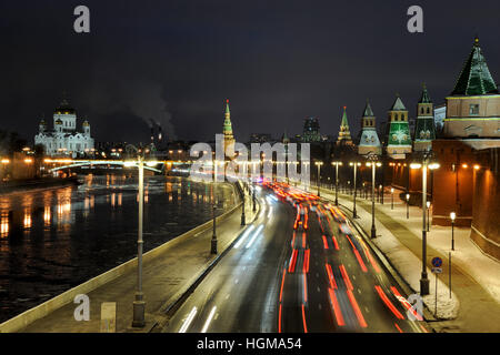 Kremlin remblai au soir aux heures de pointe en hiver. Vue du pont Moskvoretsky Bolchoï. Moscou, Russie Banque D'Images