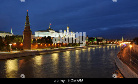 Moscow Kremlin au crépuscule . Vue du pont Bolchoï Kamenny. Moscou, Russie Banque D'Images