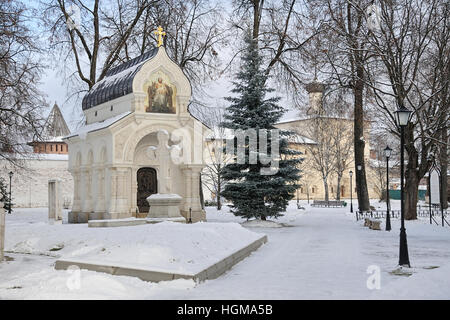 Promenade hivernale à la Tombe du Prince Pojarski au motif de Saint Euthymius monastère. Suzdal, la Russie. Banque D'Images