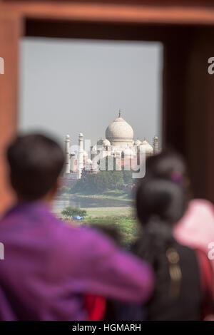 Vue sur le Taj Mahal à travers une fenêtre dans le Fort d'Agra, Inde Banque D'Images