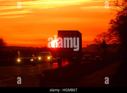 Camion voyageant au coucher du soleil sur l'A64 à deux voies york yorkshire royaume uni Banque D'Images