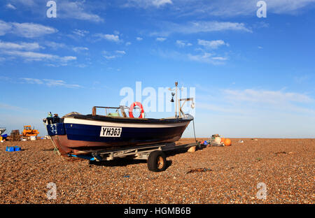 Un bateau de pêche côtière, échoué sur les galets à la crête de la mer suivant le CLAJ, Norfolk, Angleterre, Royaume-Uni. Banque D'Images