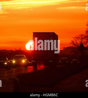 Camion voyageant au coucher du soleil sur l'A64 à deux voies york yorkshire royaume uni Banque D'Images