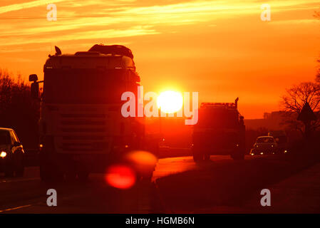 Camion voyageant au coucher du soleil sur l'A64 à deux voies york yorkshire royaume uni Banque D'Images